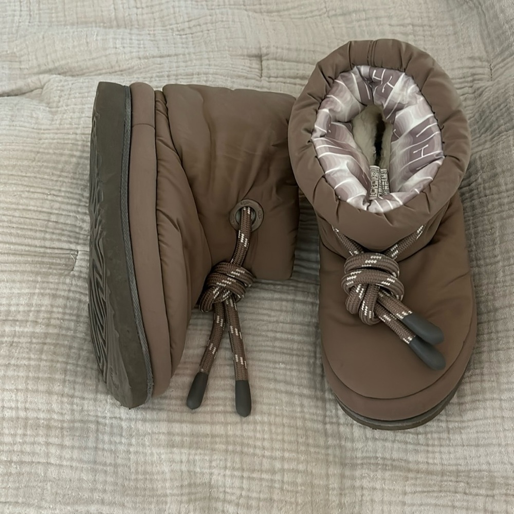 Ugg Girls Puffer Boots Sz 2
